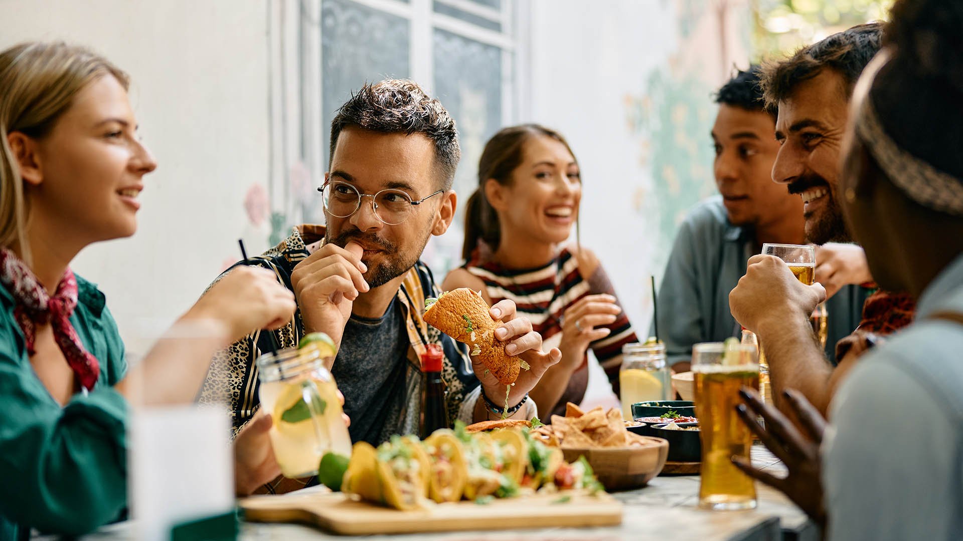 16x9-friends-eating-tacos-together