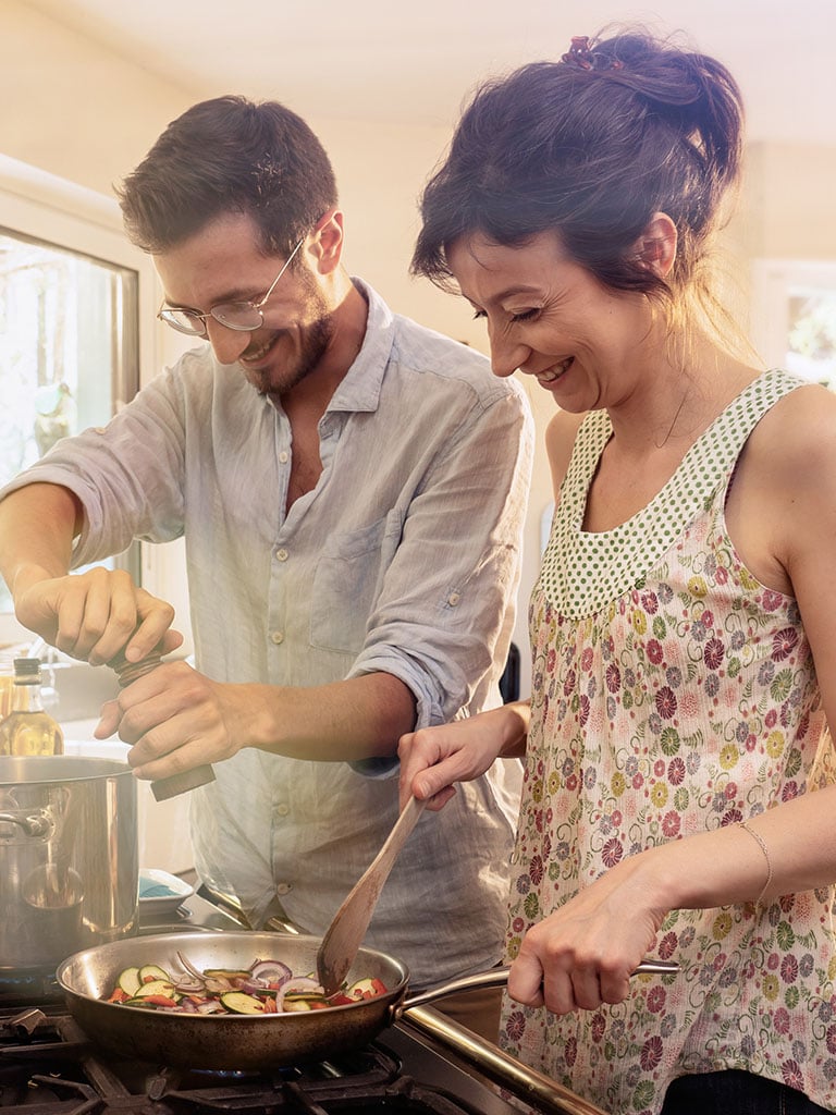 3x4-couple-enjoying-cooking-together