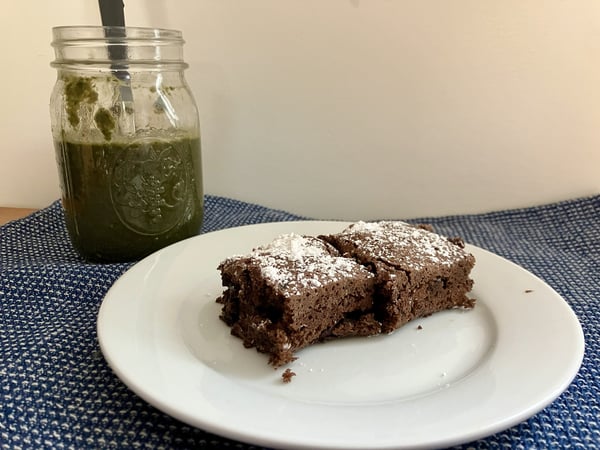 Smoothie and brownie