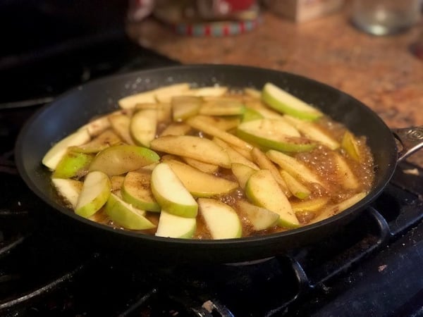apples in pan