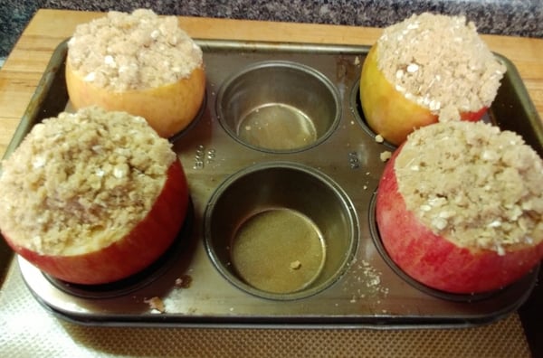 apples streusel muffin tin