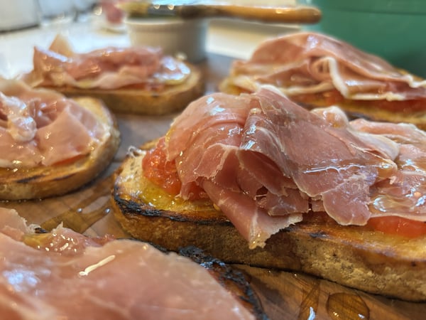 Bread with tomato and prosciutto