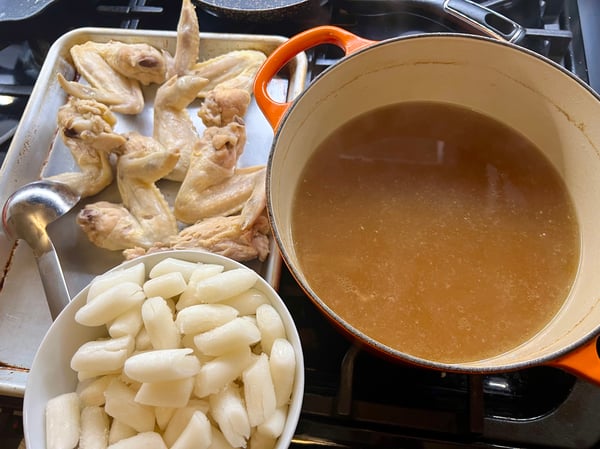 Chicken stock and rice cakes