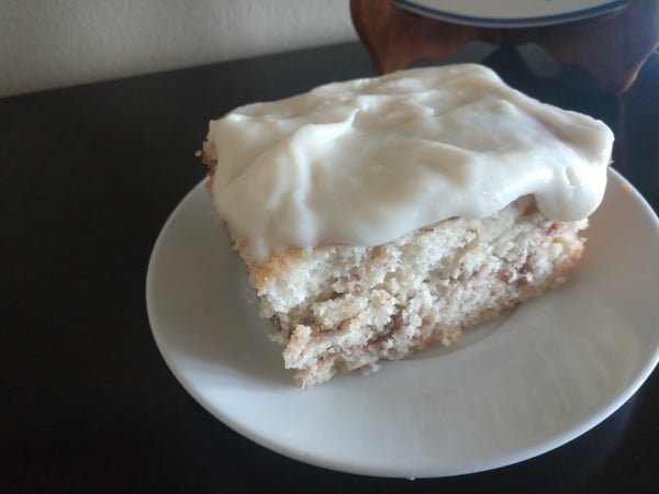 cinnamon roll cake with frosting