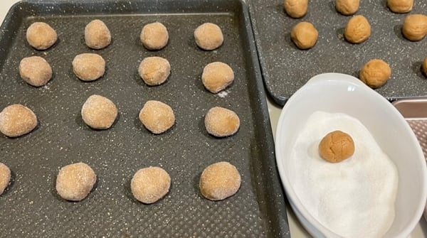 Cookie balls in sugar