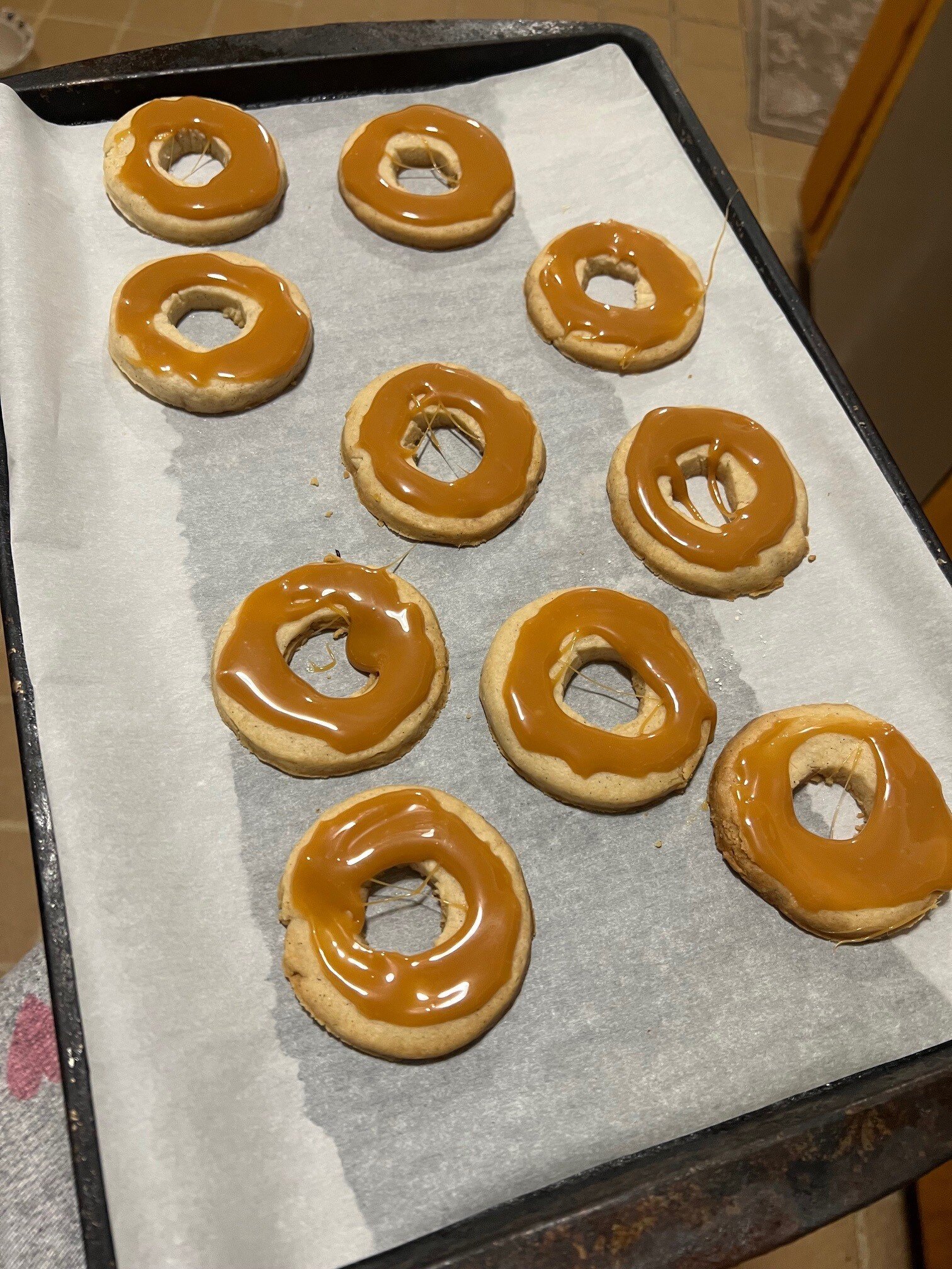 Cookies with layer of caramel