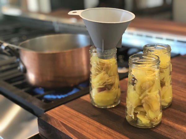 filling jars with pickling solution