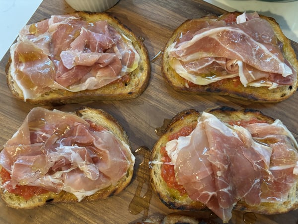 Bread with prosciutto and tomato