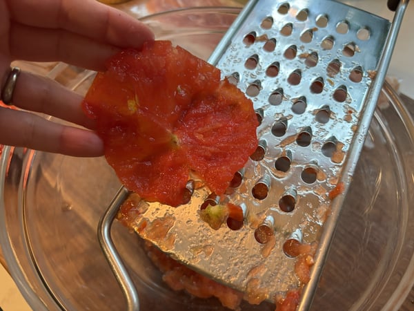 Grating tomato