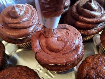 piping cupcakes