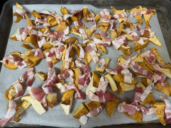 Raw mushrooms and bacon