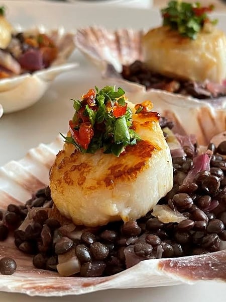 scallops with black lentils