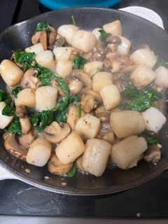 scallops with mushrooms and spinach