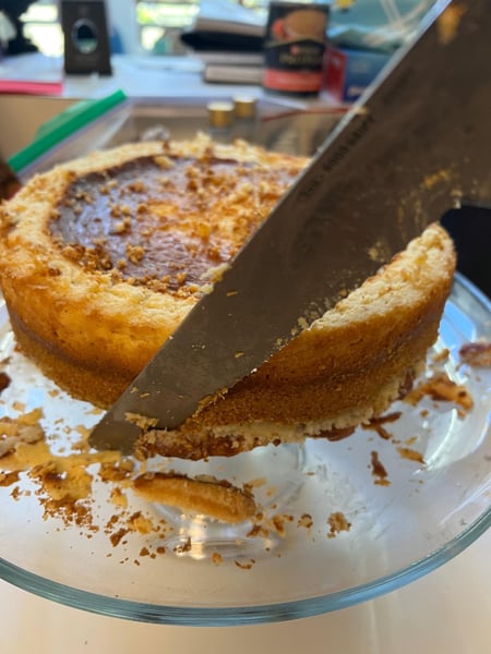trimming cheesecake