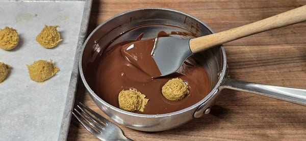 Filling in chocolate