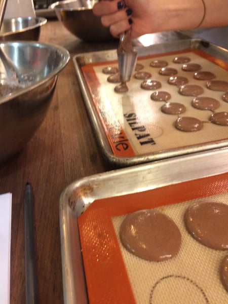 piping macarons