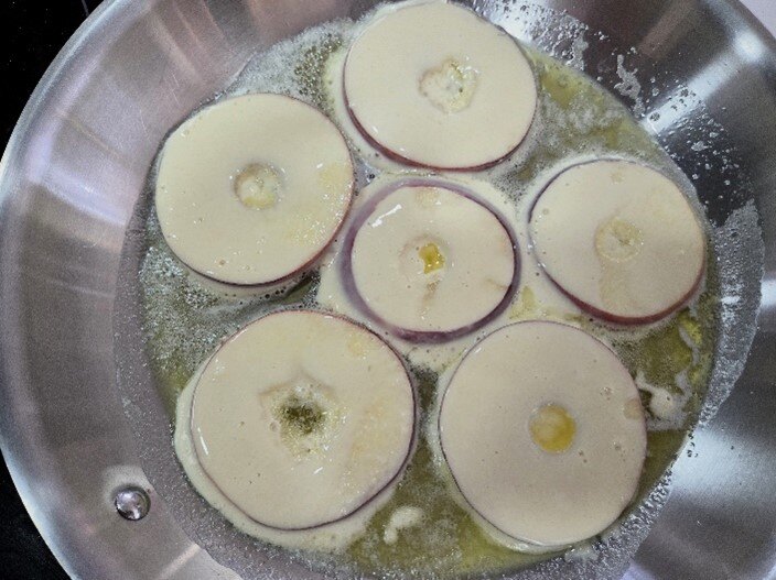 Frying apple slices