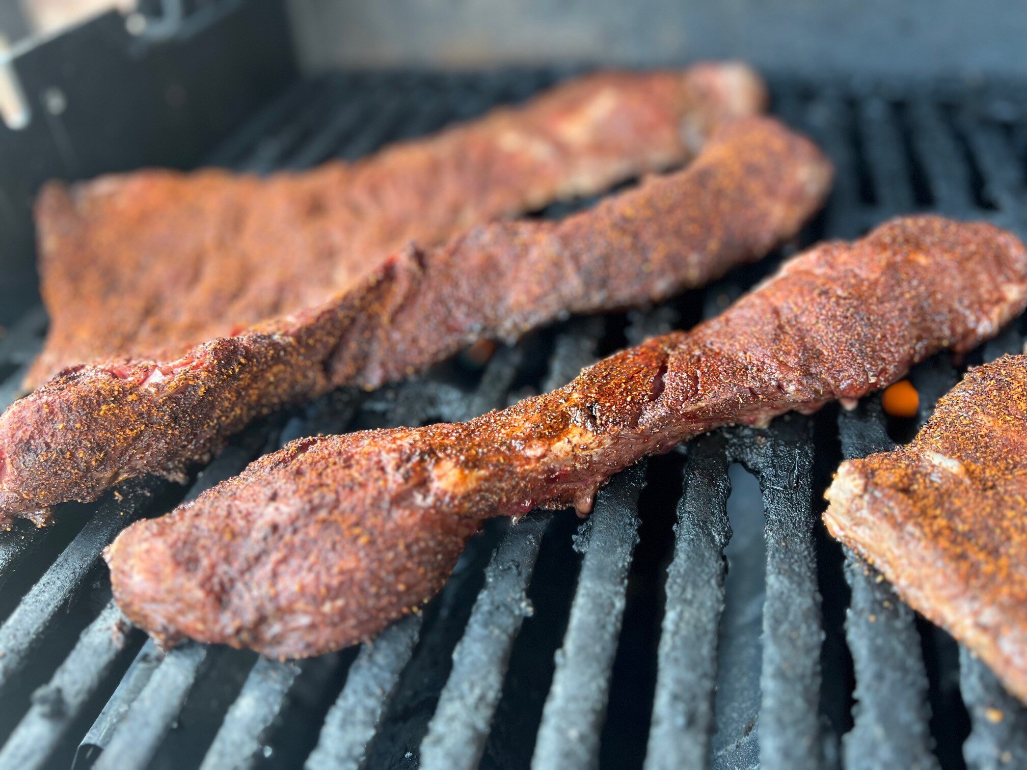 Grilling steak with rub