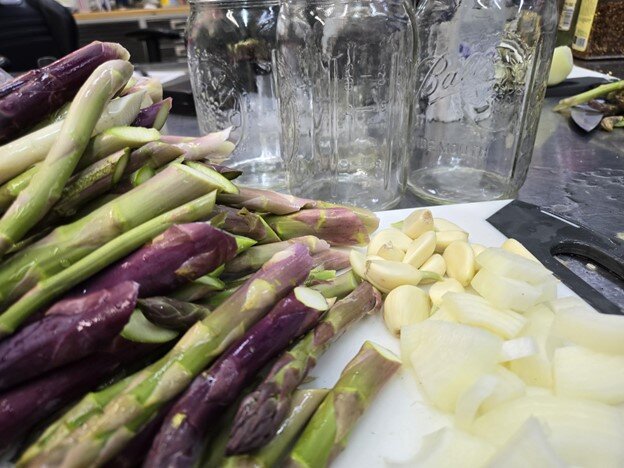 Ingredients for pickled asparagus