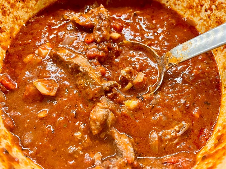 Tomato sauce with meat